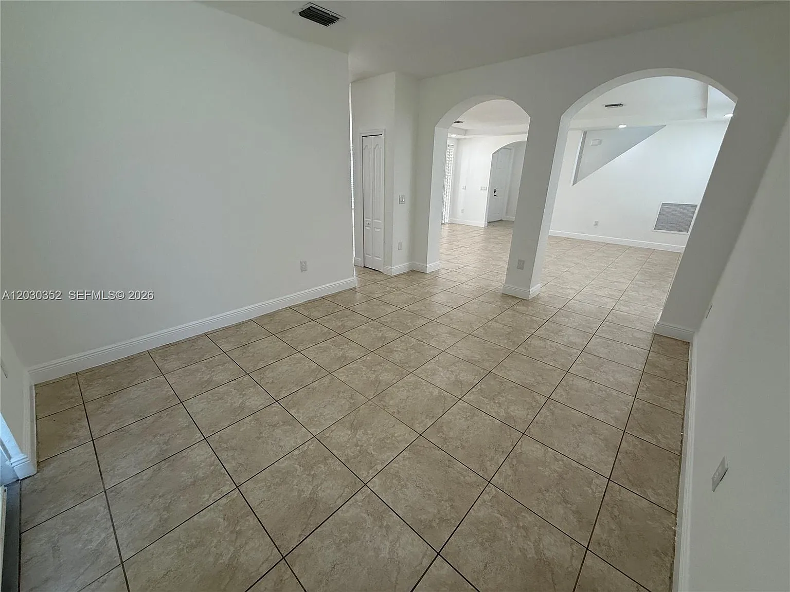 5 bed, 3500 sqft, $5,500 — Photo 2