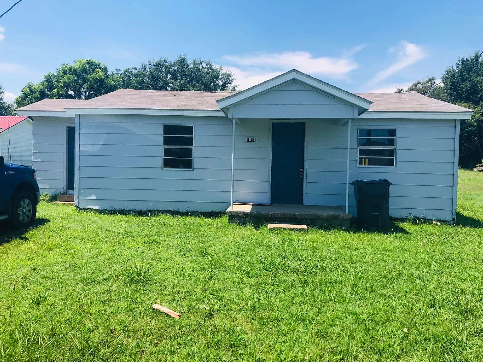 3 bed, 1.0 bath, 955 sqft, $750 — Photo 1