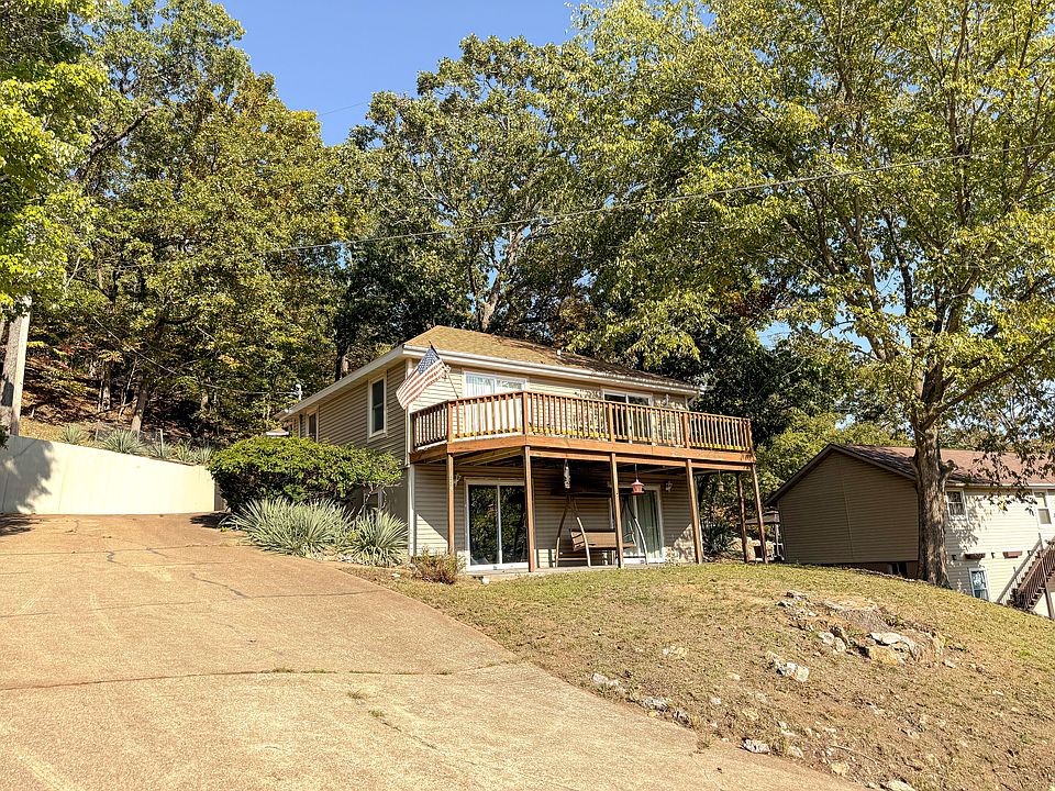 1st image of 554 Camelot Dr
