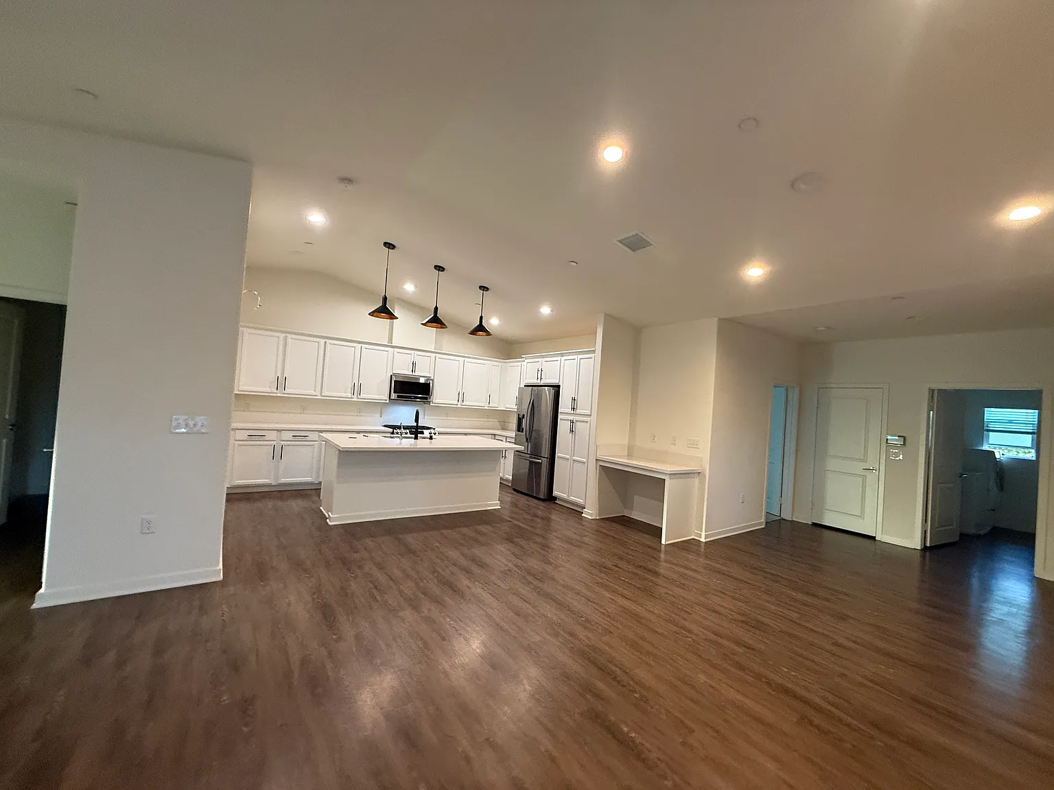 3 bed, 1622 sqft, $3,895 — Photo 4