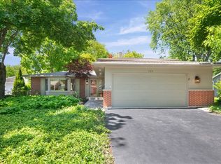 725 Kenwood Ave, Libertyville, IL 60048
