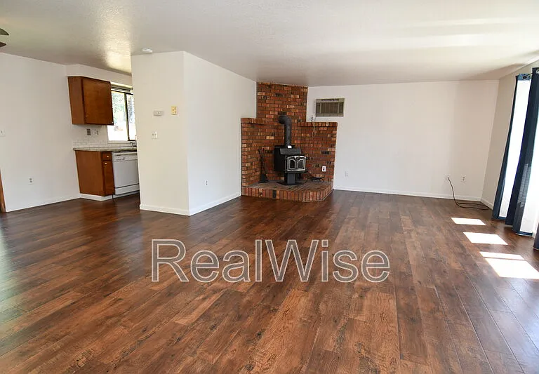 936 SE Sharon Ave — Photo 2