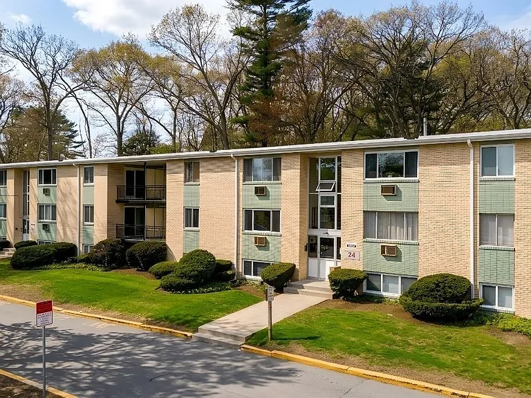 24 Nelson Dr #2D — Photo 1