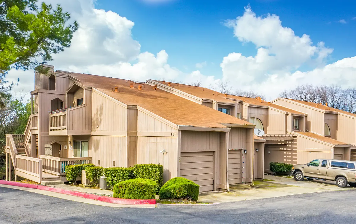 Building Photo - Shadowbrook