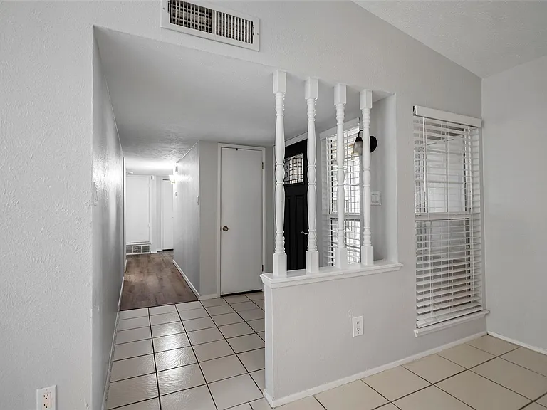 10122 Green Valley Ln — Photo 3