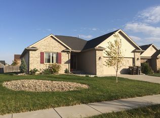 9040 Del Rio Dr, Lincoln, NE 68516
