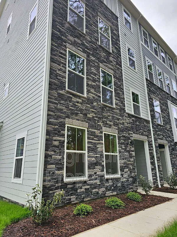 3 bed, 2.5 bath, 1606 sqft, $2,270 — Photo 1