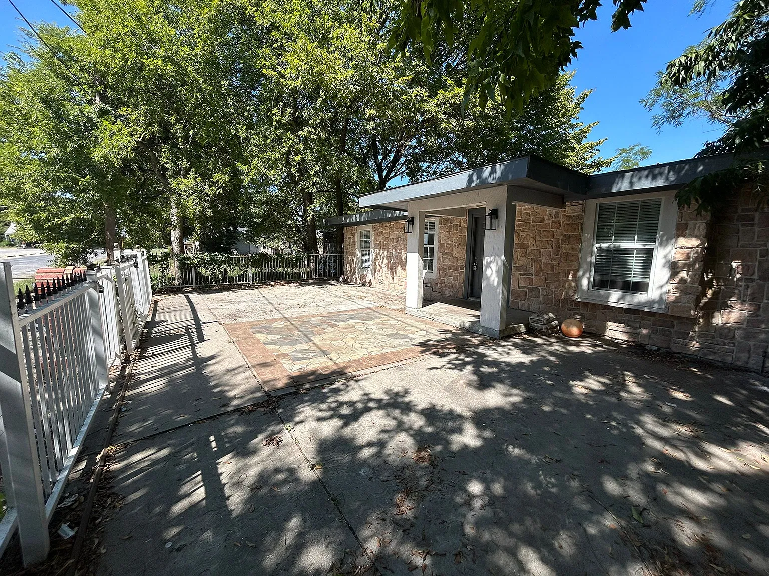 4915 Heyworth St — Photo 2