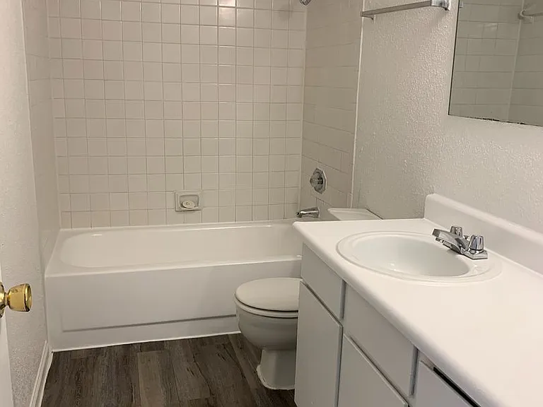 Emerald Cove Apartments — Photo 37