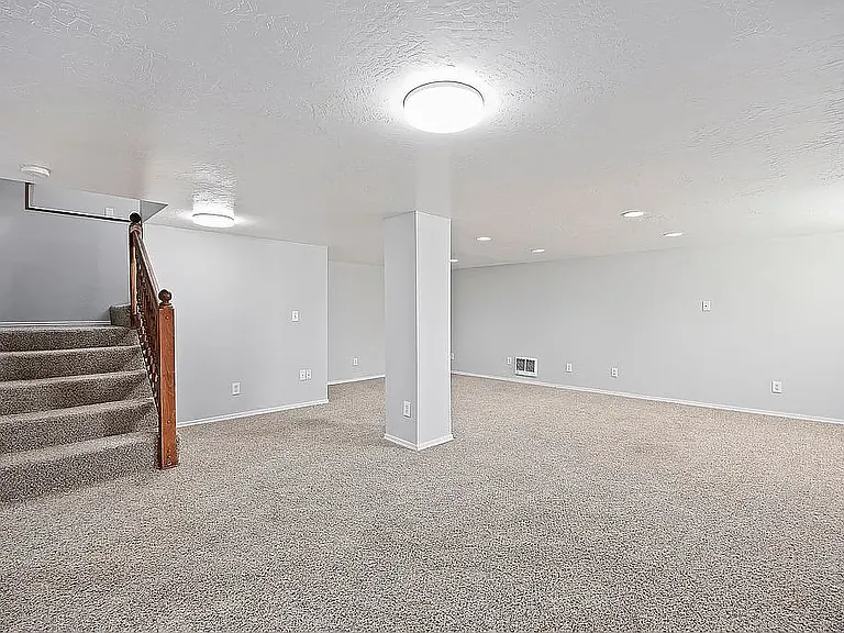 710 Taylor St W — Photo 22
