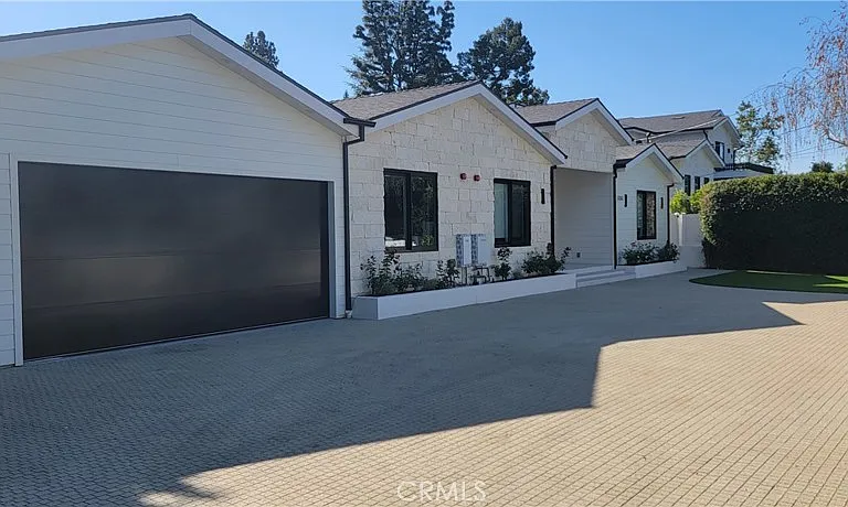 5061 Woodley Ave — Photo 2