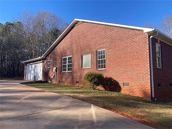 5th image of 809 Dogwood Ln