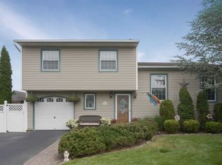 15 Jenny Ln, Holtsville, NY 11742