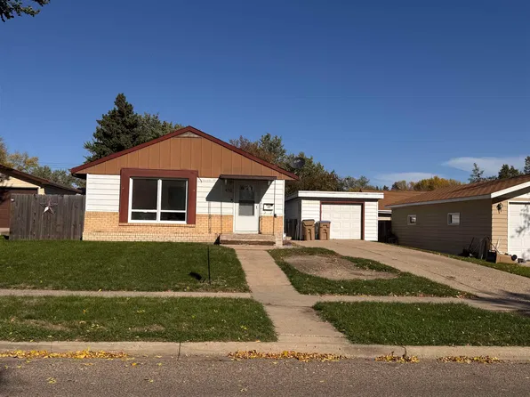 410 17th Ave SW, Minot, ND 58701