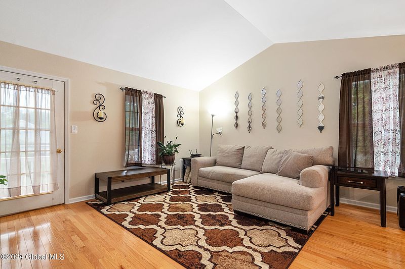 4th image of 8 Morning Glory Way