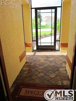 Front Entry has a custom SCREEN ENCLOSURE!