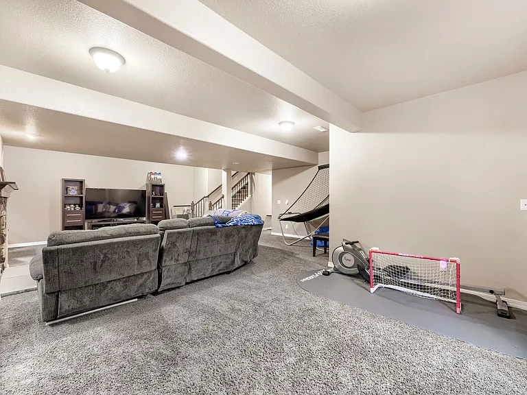 6134 Rennert Dr — Photo 7