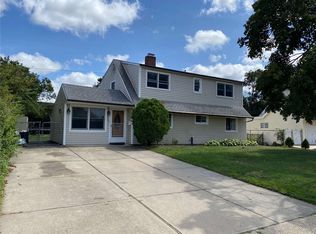 111 Hamlet Rd, Levittown, NY 11756