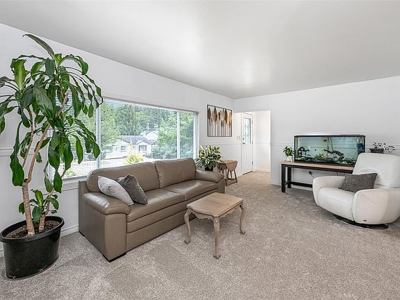3rd image of 105 Cowichan Ave E
