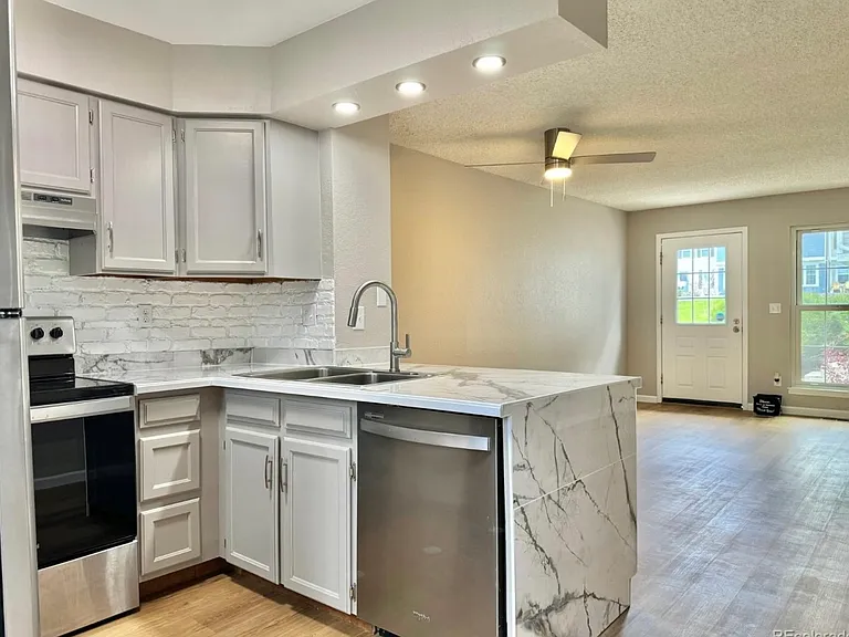 10794 Foxwood Ct — Photo 2