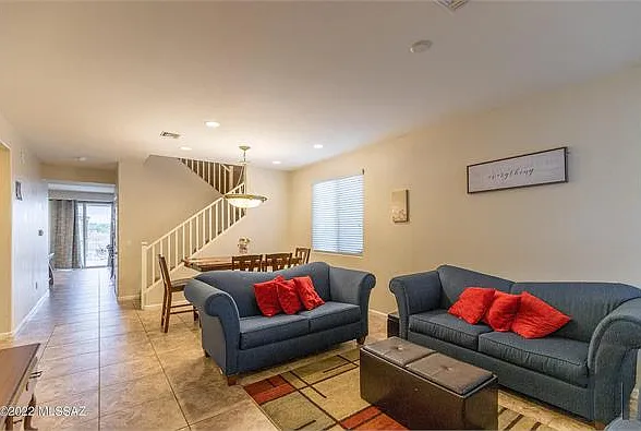 5 bed, 2900 sqft, $2,500 — Photo 4