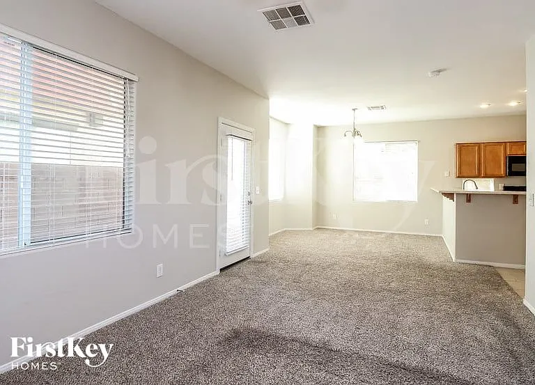 10552 Lessona St — Photo 2