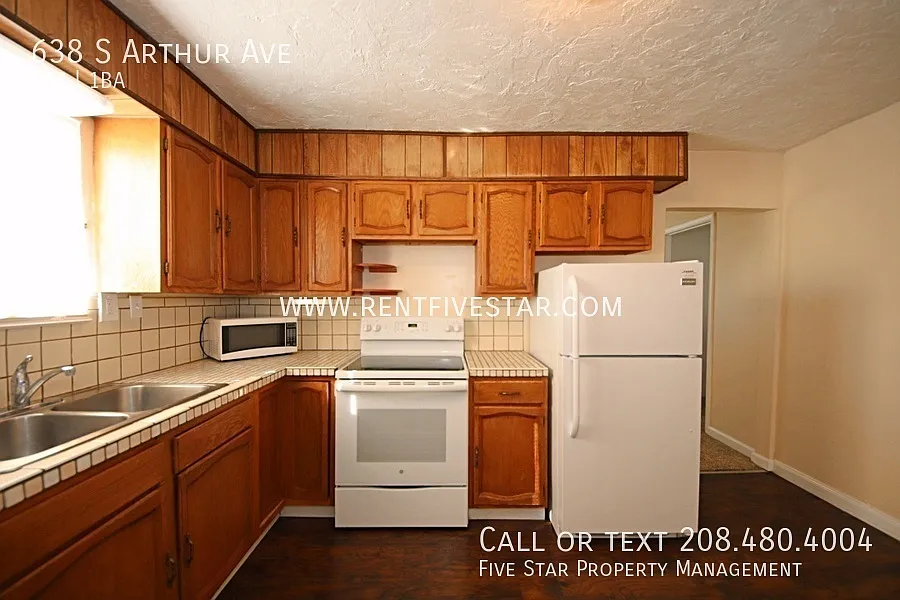 Charming 2 Bedroom Home in Historic Downtown! — Photo 4