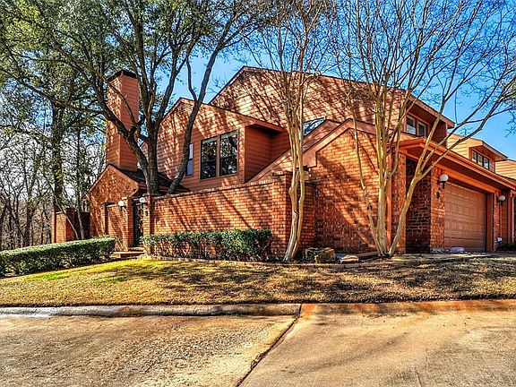 3rd image of 9 Village Green Ct