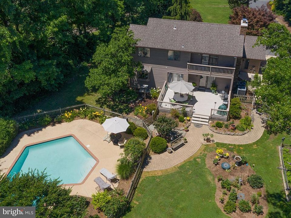 1st image of 115 Holly Ct