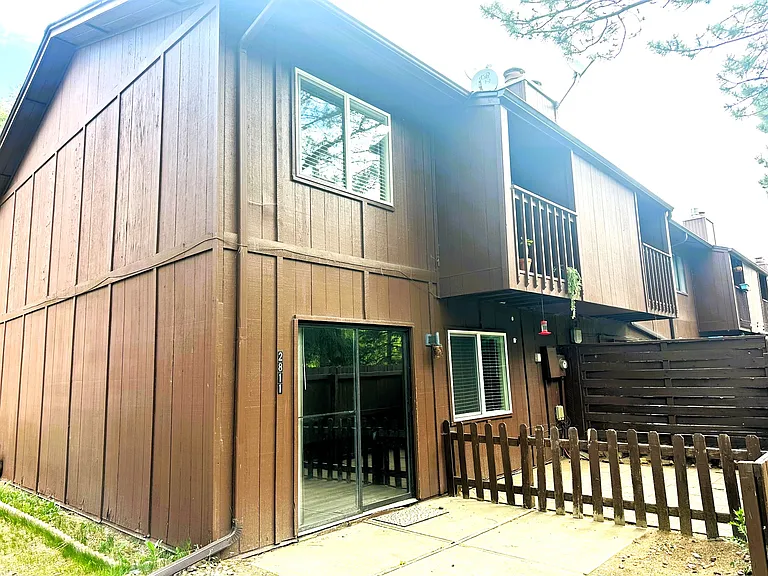 2811 Riverside Dr — Photo 2