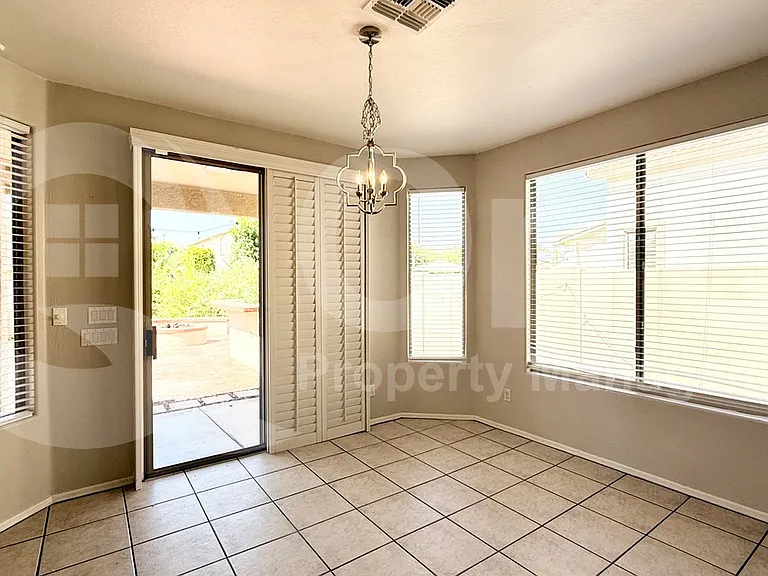1674 E Aloe Pl — Photo 7