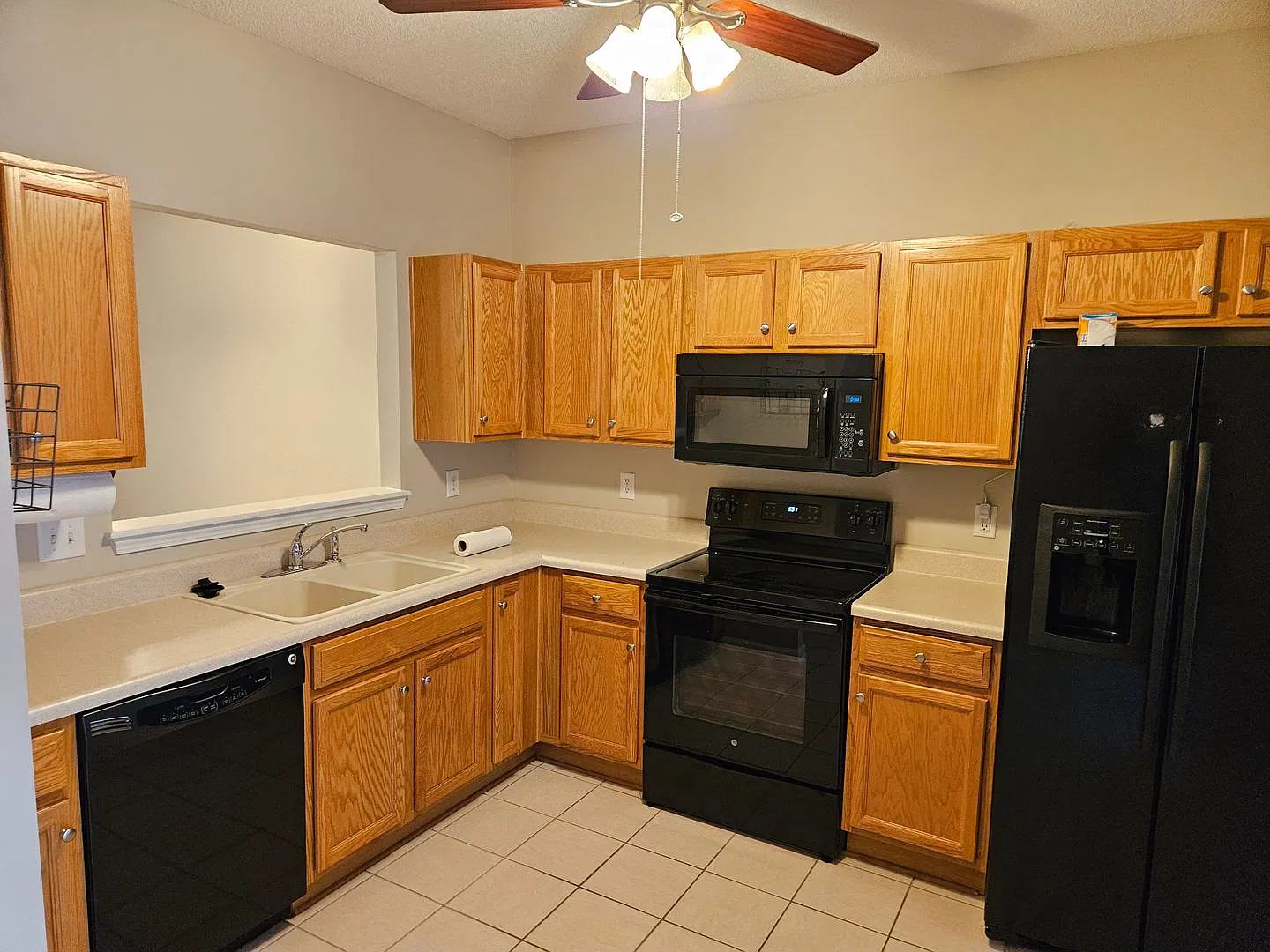Fantastic 3br 2.5ba Townhome w/ 1st Floor Master & Garage in Holly Springs! Available Now! — Photo 3