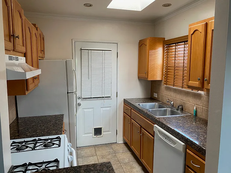 2885 Gunn St — Photo 11