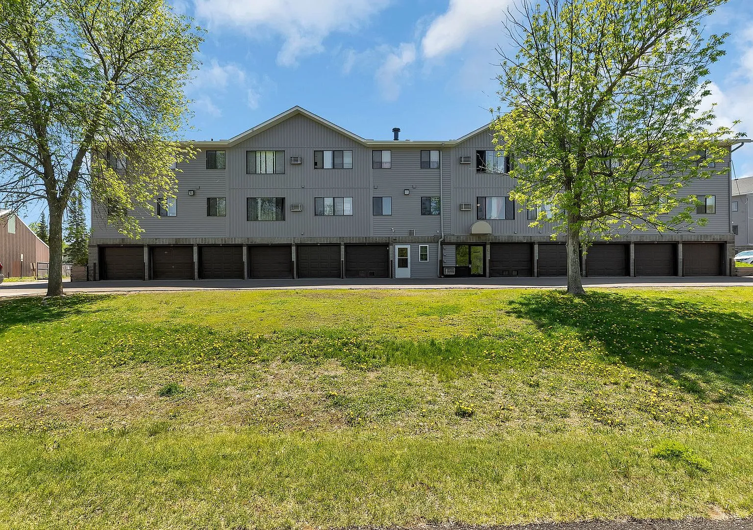 131 E Cedar St — Photo 2
