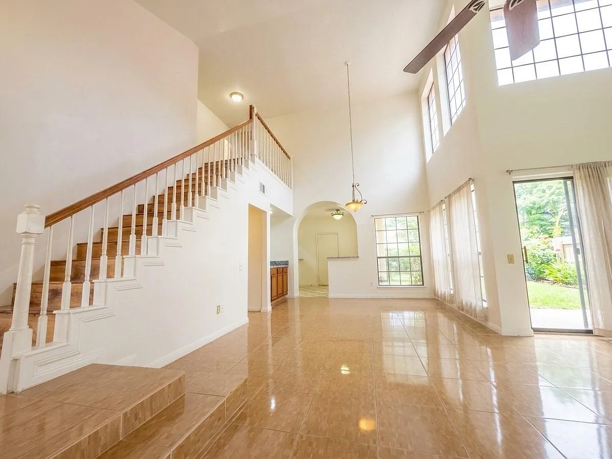 3 bed, 3.5 bath, 2026 sqft, $1,850 — Photo 3