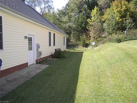 3rd image of 813 Annistons Ct