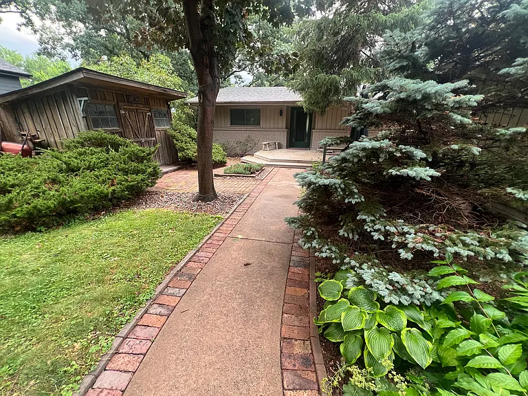 240 McCarrons Blvd N — Photo 33