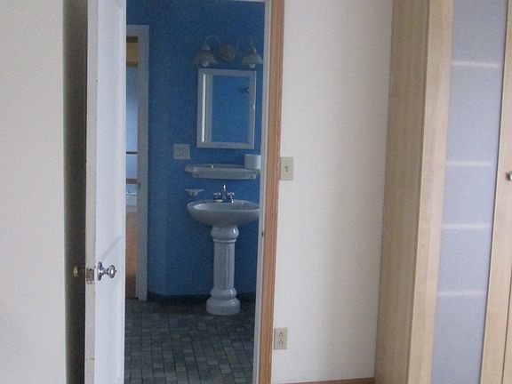 5th image of 606 S Circle Dr