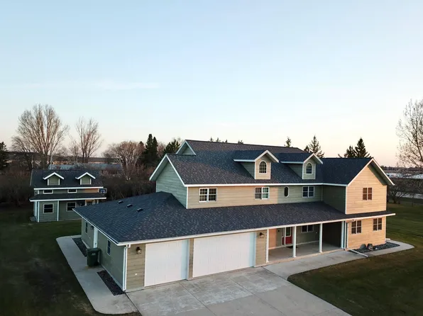 310 7th St SW, Roseau, MN 56751