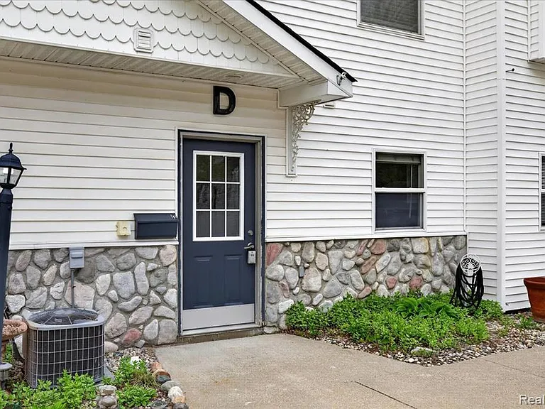 48 Broadway St #D — Photo 3