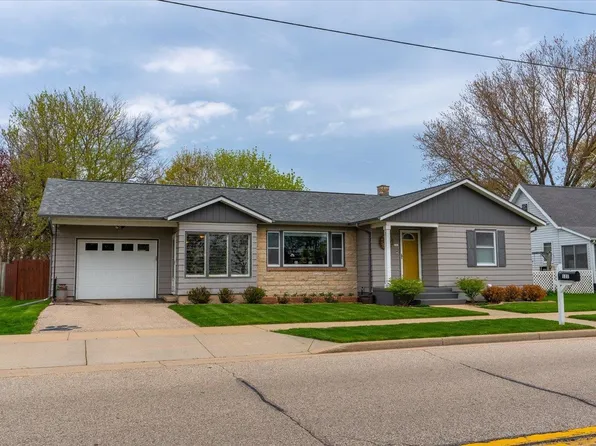 121 E School St, Belleville, WI 53508