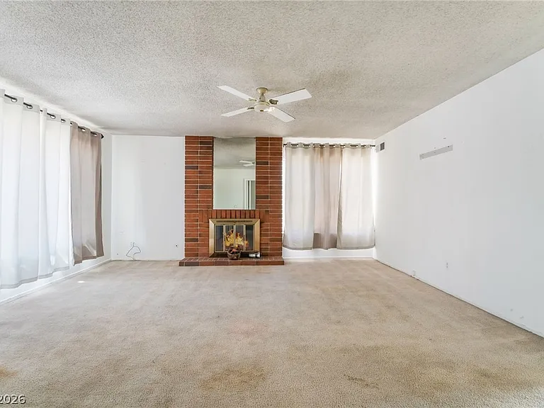 2102 E Russell Rd — Photo 6