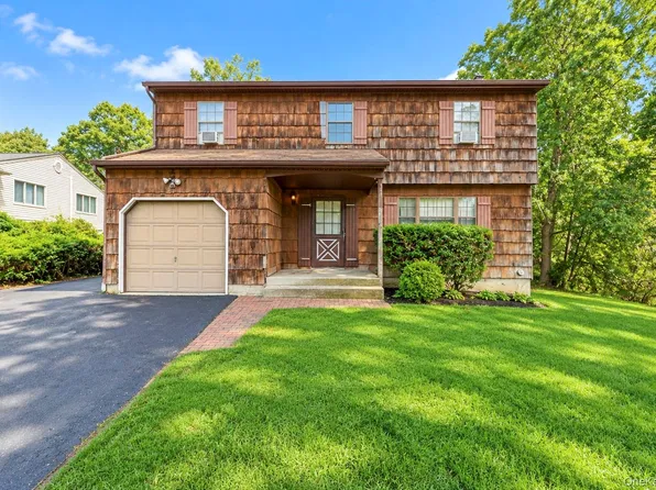 33 Oak Forest Drive, Islandia, NY 11749