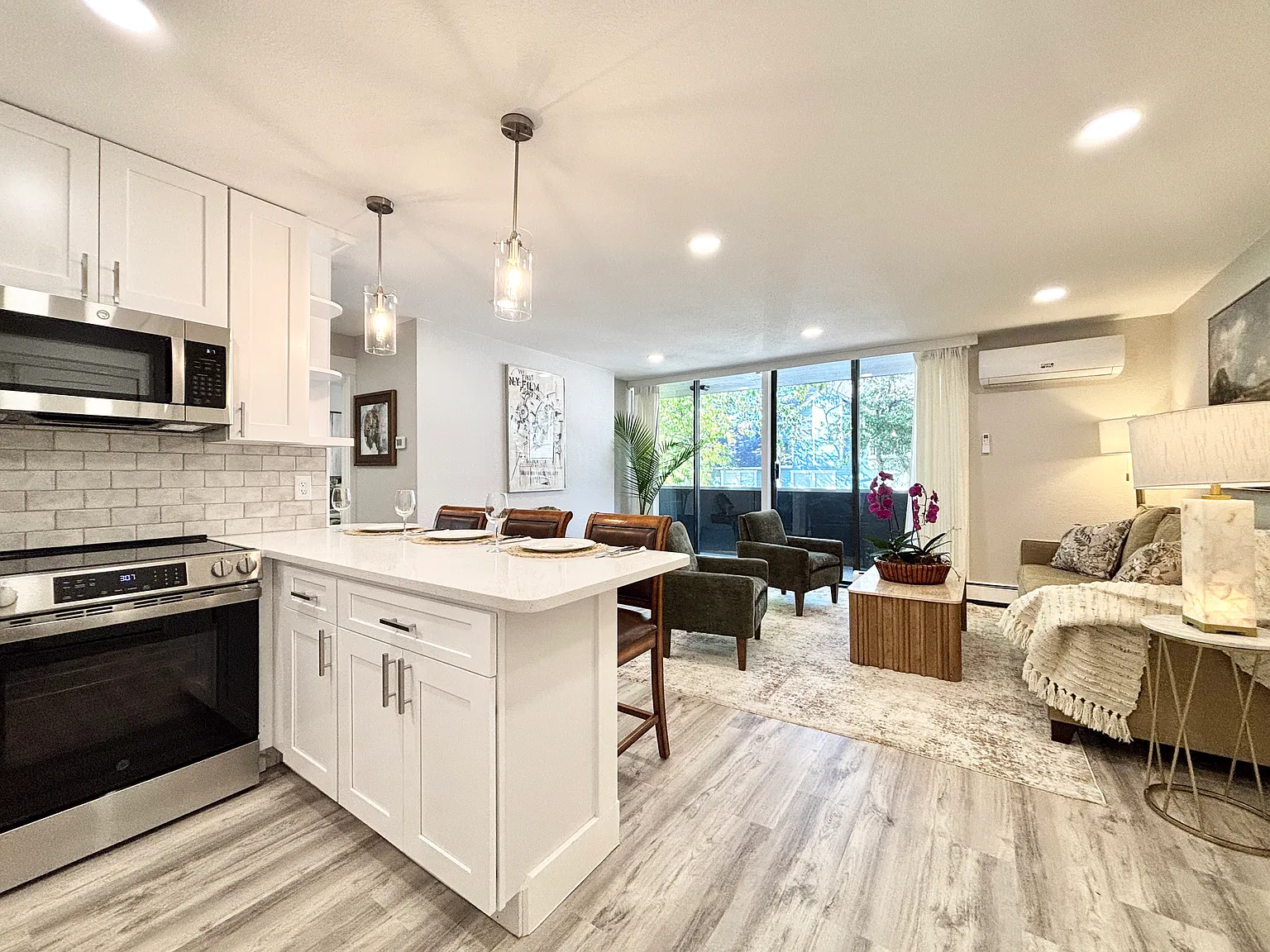 2 bed, 780 sqft, $3,295 — Photo 2
