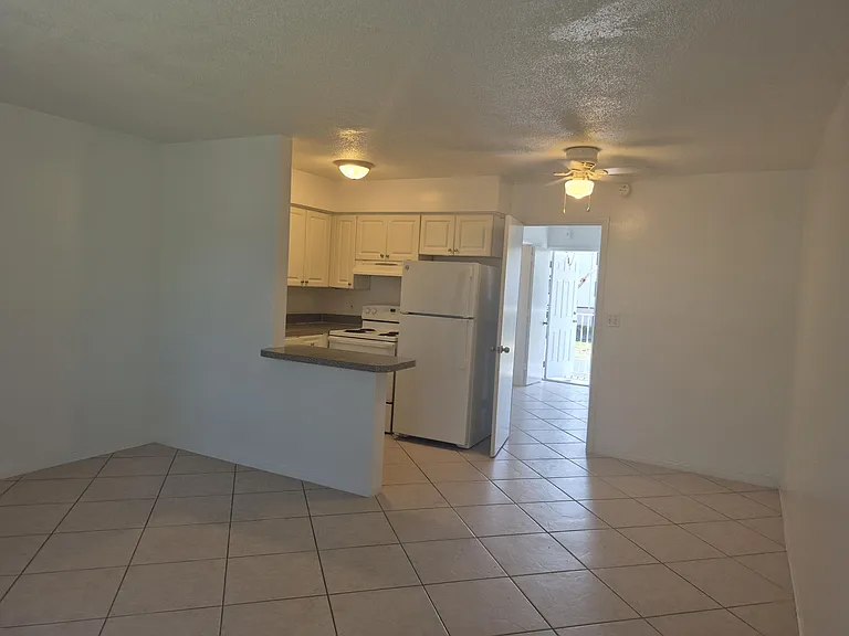 1960 NE 48th St #9 — Photo 2