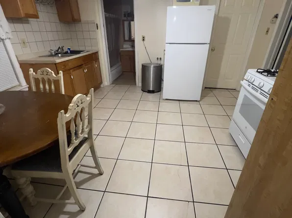 11 Cady St #1R, Lowell, MA 01852