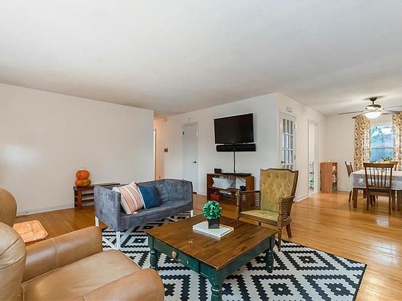 4th image of 9015 Holly St