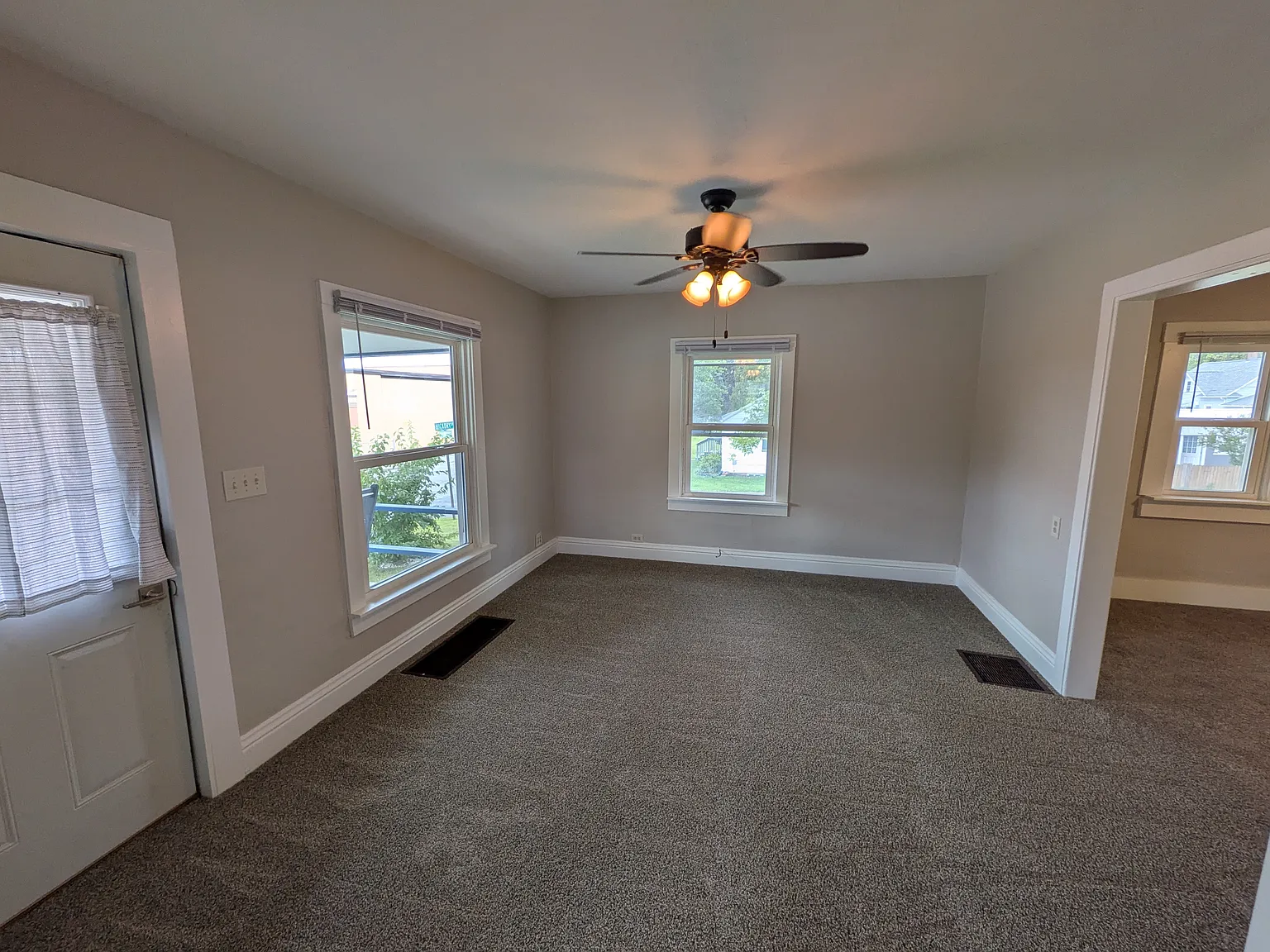 3 bed, 2016 sqft, $1,600 — Photo 2