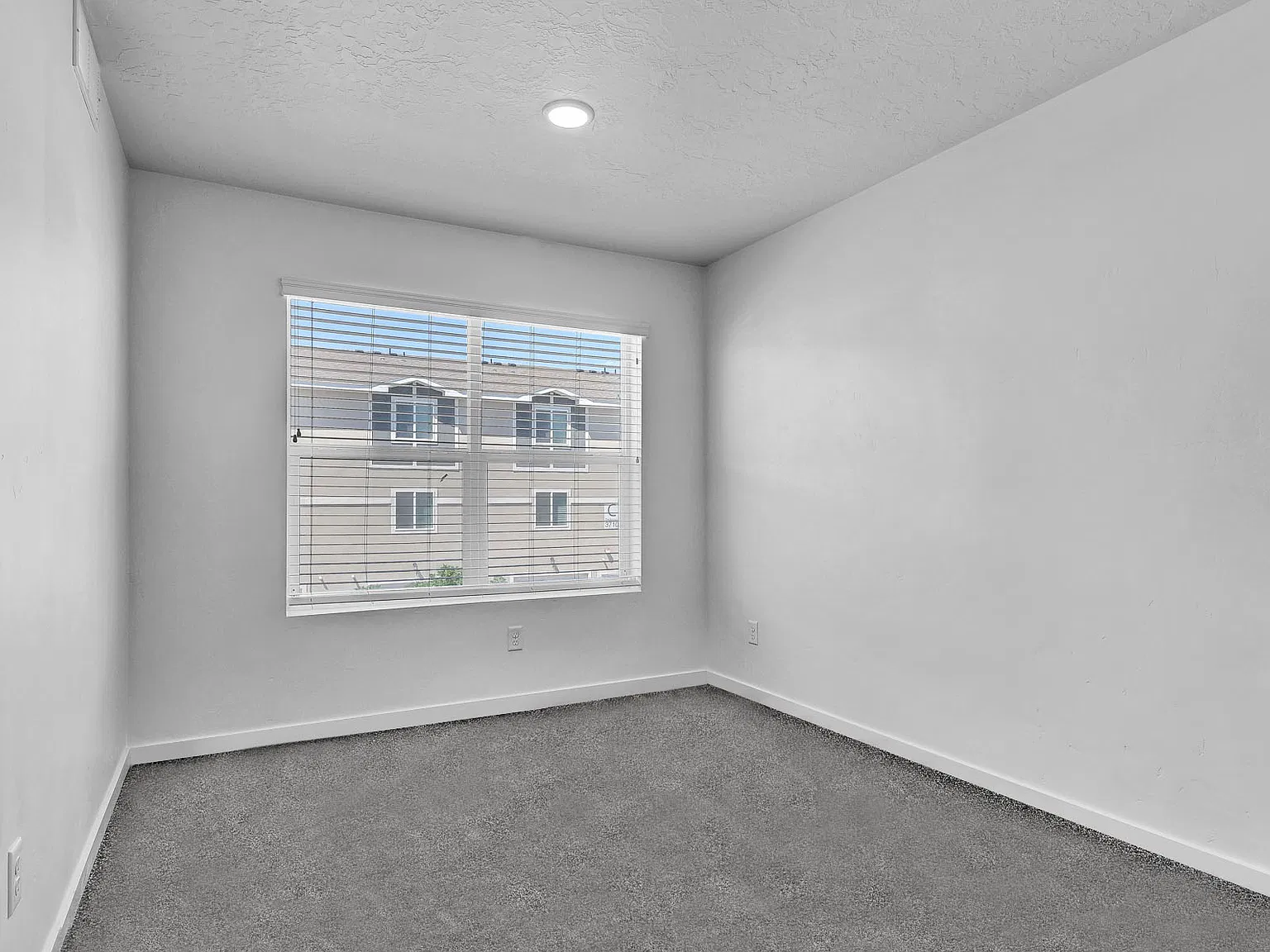 2 bed, 840 sqft, $1,750 — Photo 2