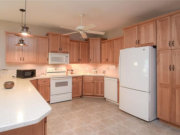 4th image of 136 Hamlin Dr